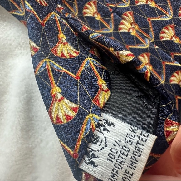 The Metropolitan Museum of Art silk tie vintage vibes - Picture 3 of 7